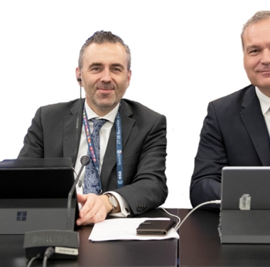 Thomas Jarzombek (MdB), Koordinator der Bundesregierung für die Luft- und Raumfahrt (links) und Dr. Walther Pelzer, DLR-Vorstandsmitglied und Leiter der Deutschen Raumfahrtagentur, bei der ESA-Ministerratskonferenz Ende 2019 im spanischen Sevilla. 